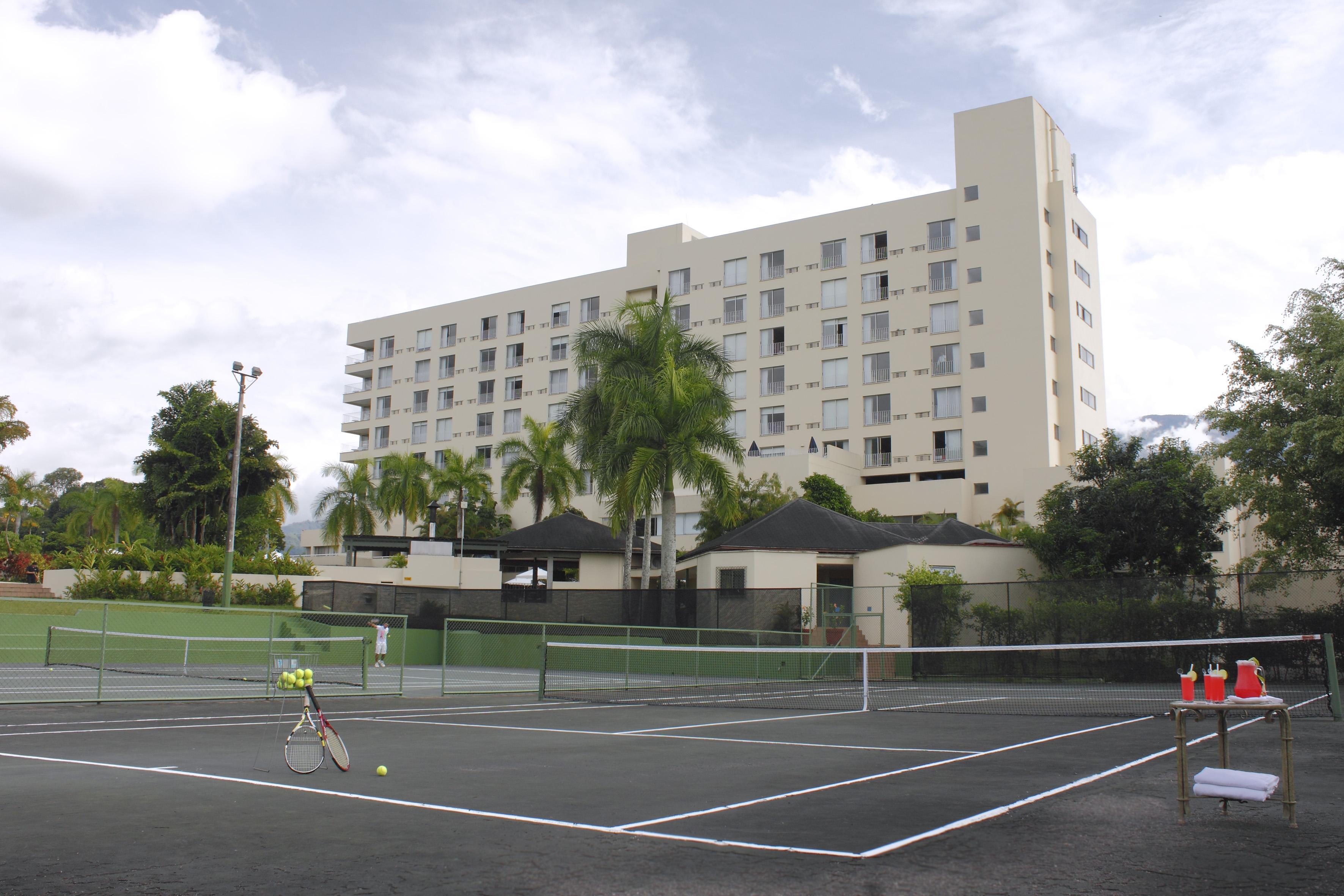 Hotel Estelar Altamira Ибаге Экстерьер фото Tennis courts at the Four Seasons