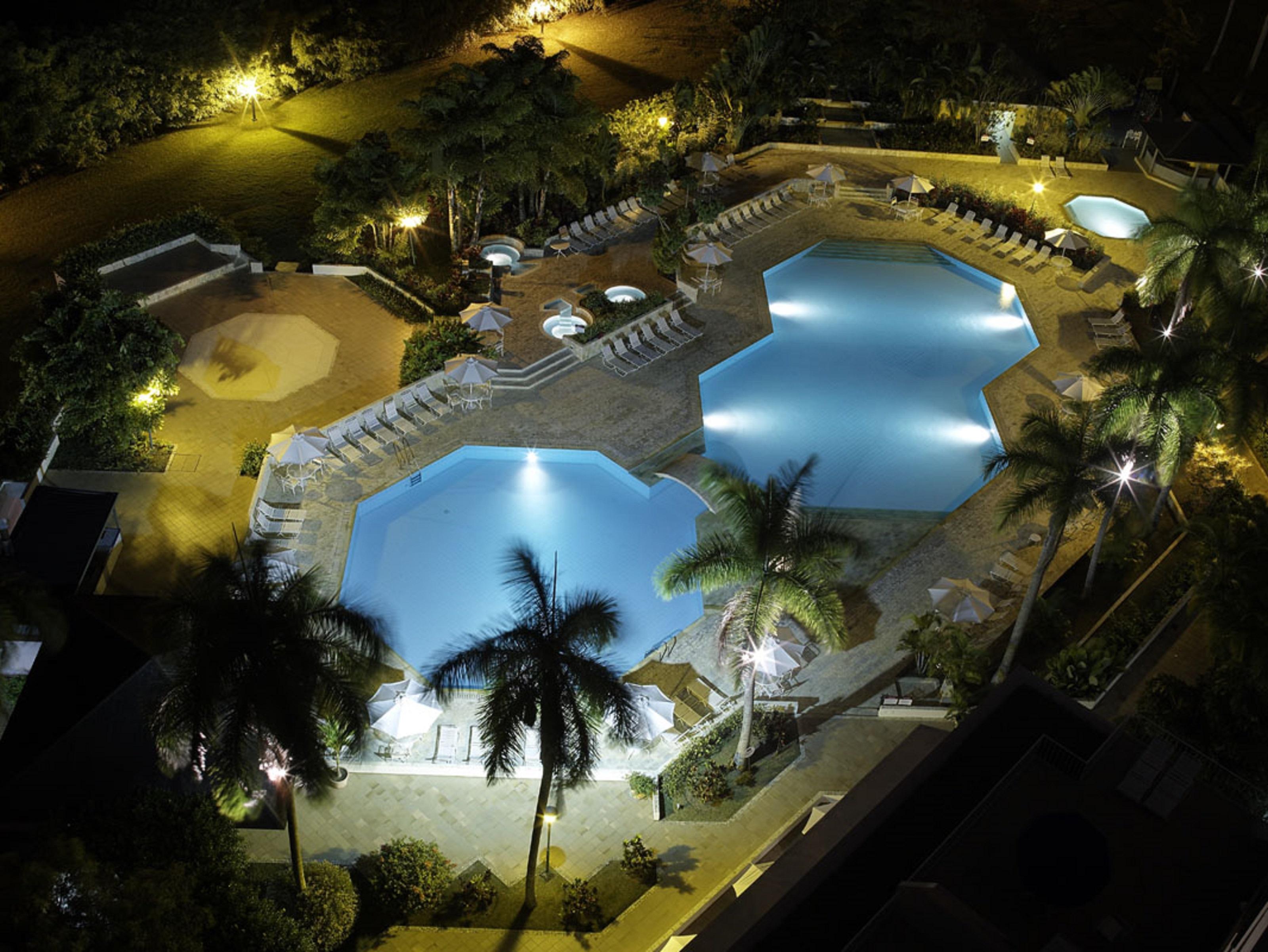 Hotel Estelar Altamira Ибаге Экстерьер фото The swimming pool at night